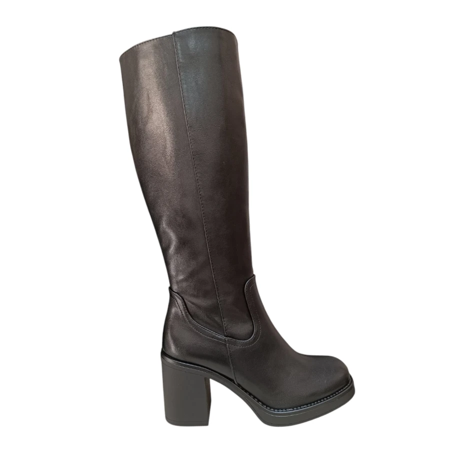 Црни високи чизми